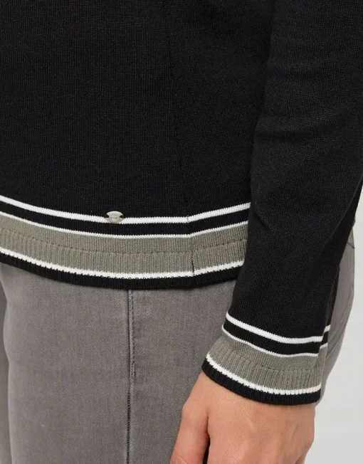 Pull noir rayé