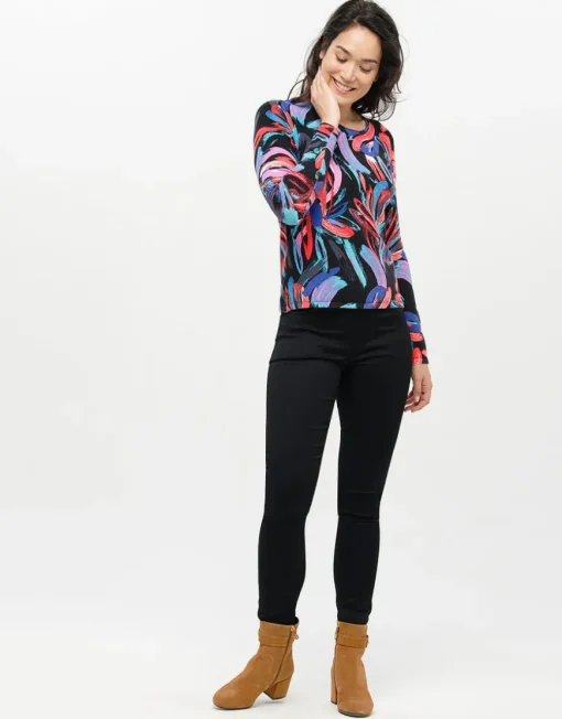 Pull noir rose à motifs