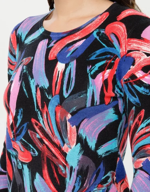 Pull noir rose à motifs