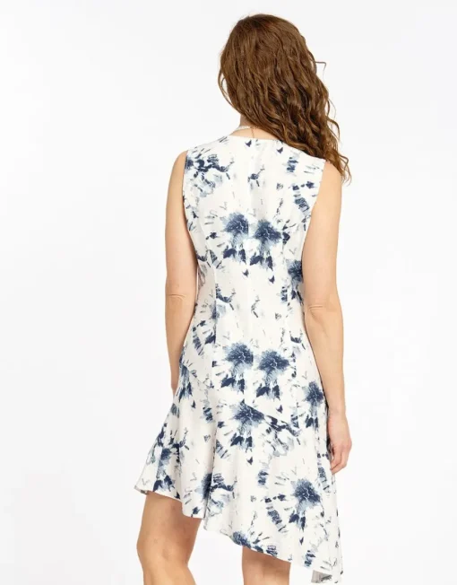 Robe blanche asymétrique